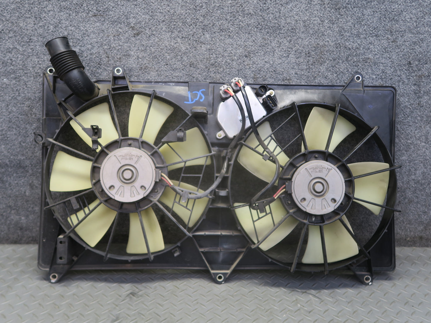 02-10 Lexus UZZ40L SC430 Engine Cooling Fan Motor Shroud w Control Module OEM