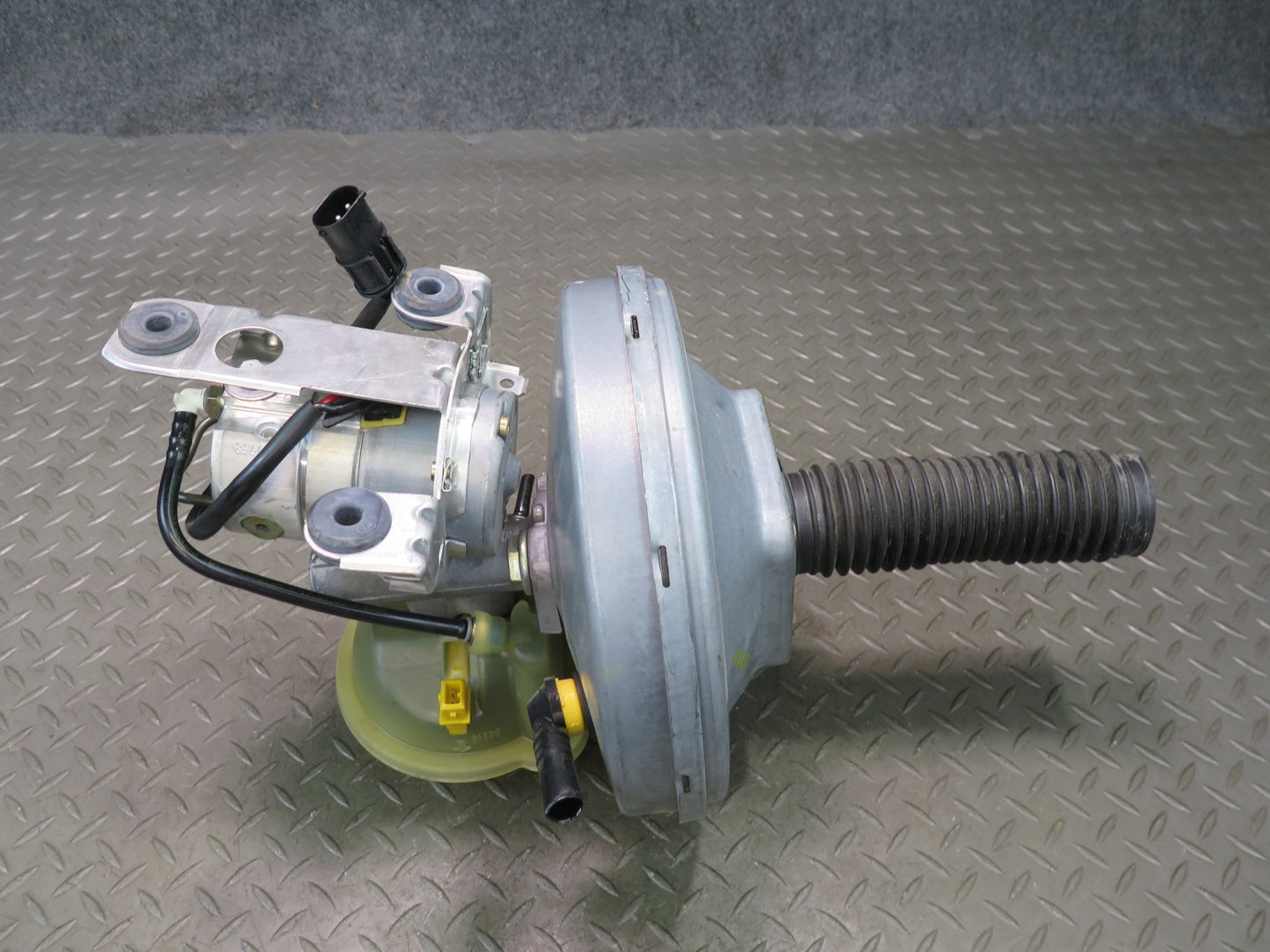 1999-2005 Porsche 911 996 Power Brake Booster W/ Master Cylinder Reservoir
