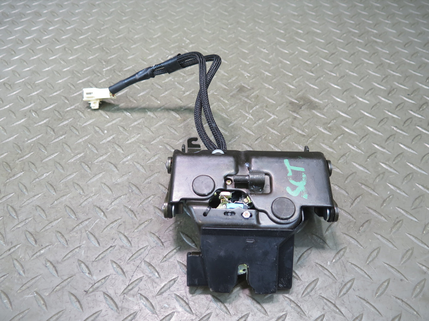 02-10 Lexus UZZ40L SC430 Rear Trunk Lid Lock Latch Actuator OEM