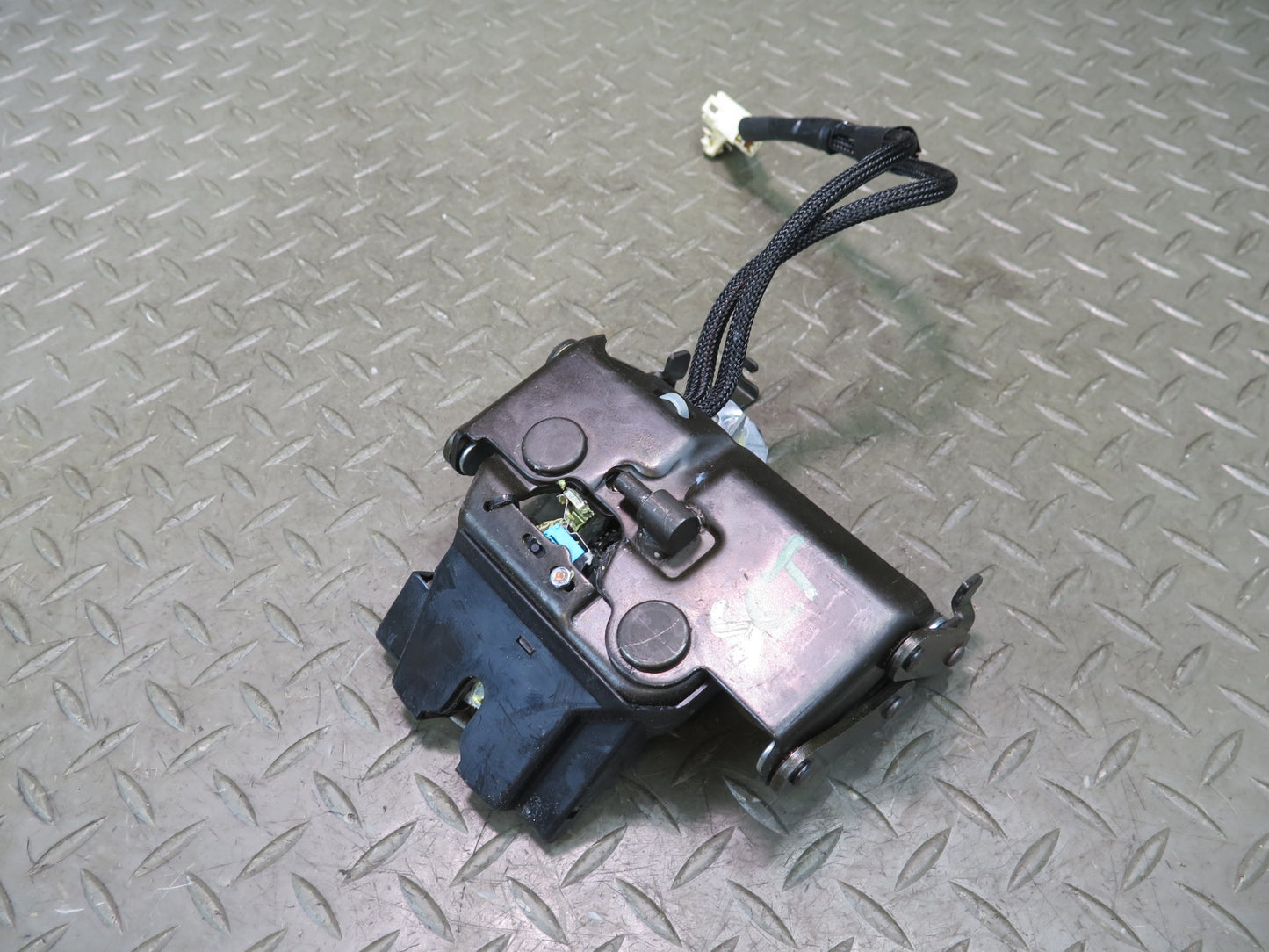 02-10 Lexus UZZ40L SC430 Rear Trunk Lid Lock Latch Actuator OEM