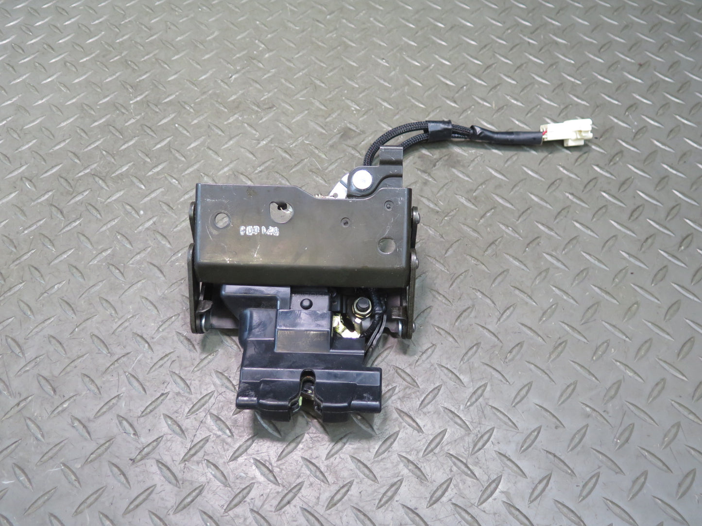 02-10 Lexus UZZ40L SC430 Rear Trunk Lid Lock Latch Actuator OEM