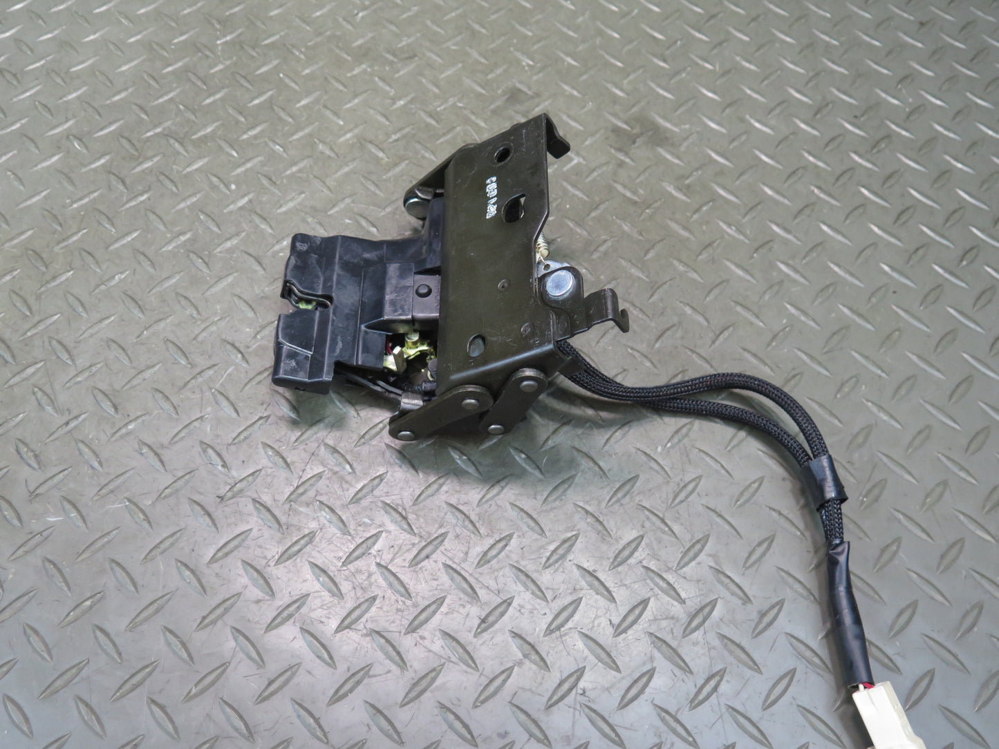 02-10 Lexus UZZ40L SC430 Rear Trunk Lid Lock Latch Actuator OEM