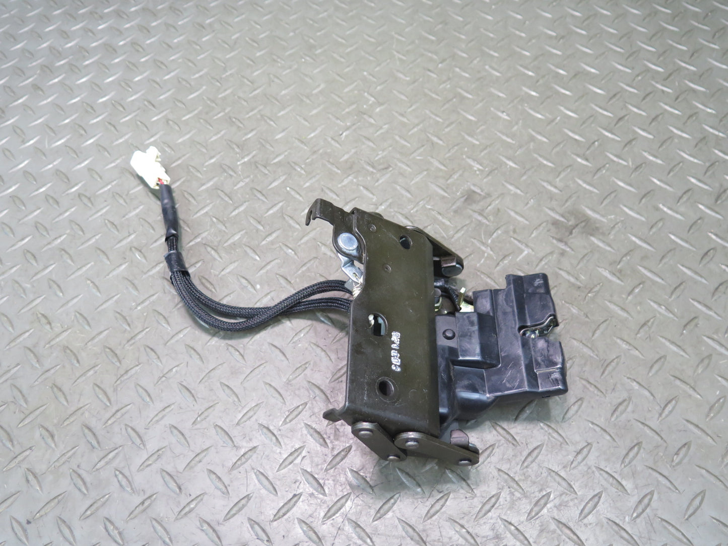 02-10 Lexus UZZ40L SC430 Rear Trunk Lid Lock Latch Actuator OEM