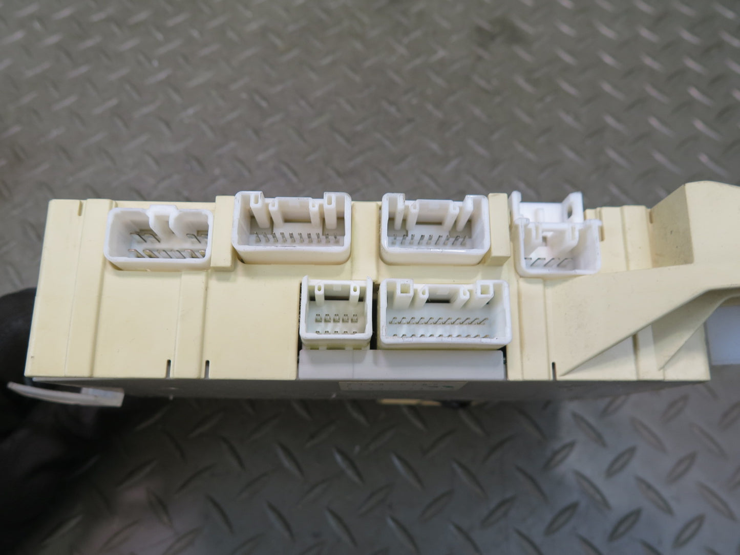02-05 Lexus UZZ40L SC430 Front Left Dashboard Fuse Box Module 82730-24012 OEM
