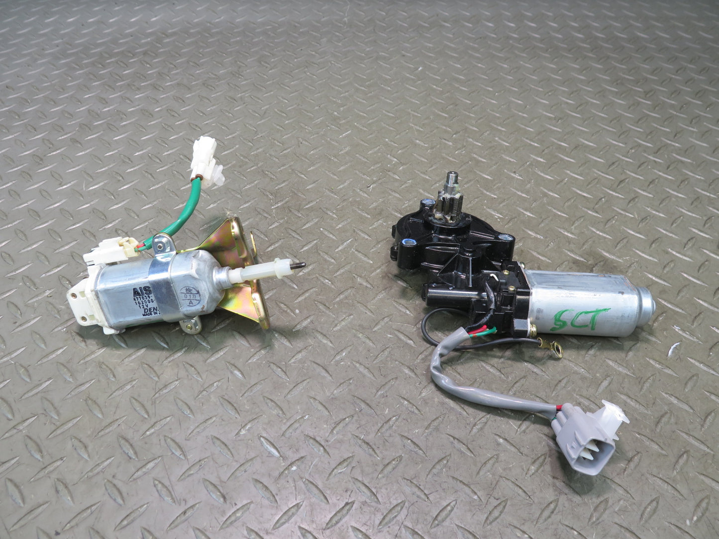 02-10 Lexus UZZ40L SC430 Set of 2 Rear Left Trunk Hinge Drive Gear Motor OEM