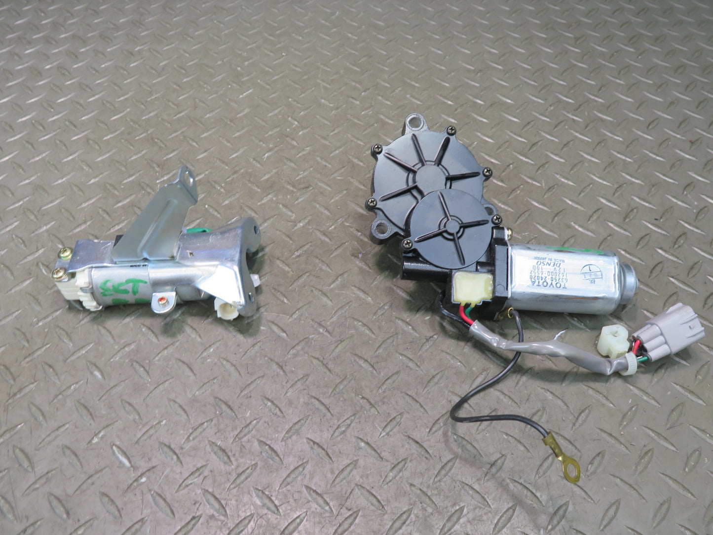 02-10 Lexus UZZ40L SC430 Set of 2 Rear Right Trunk Hinge Drive Gear Motor OEM
