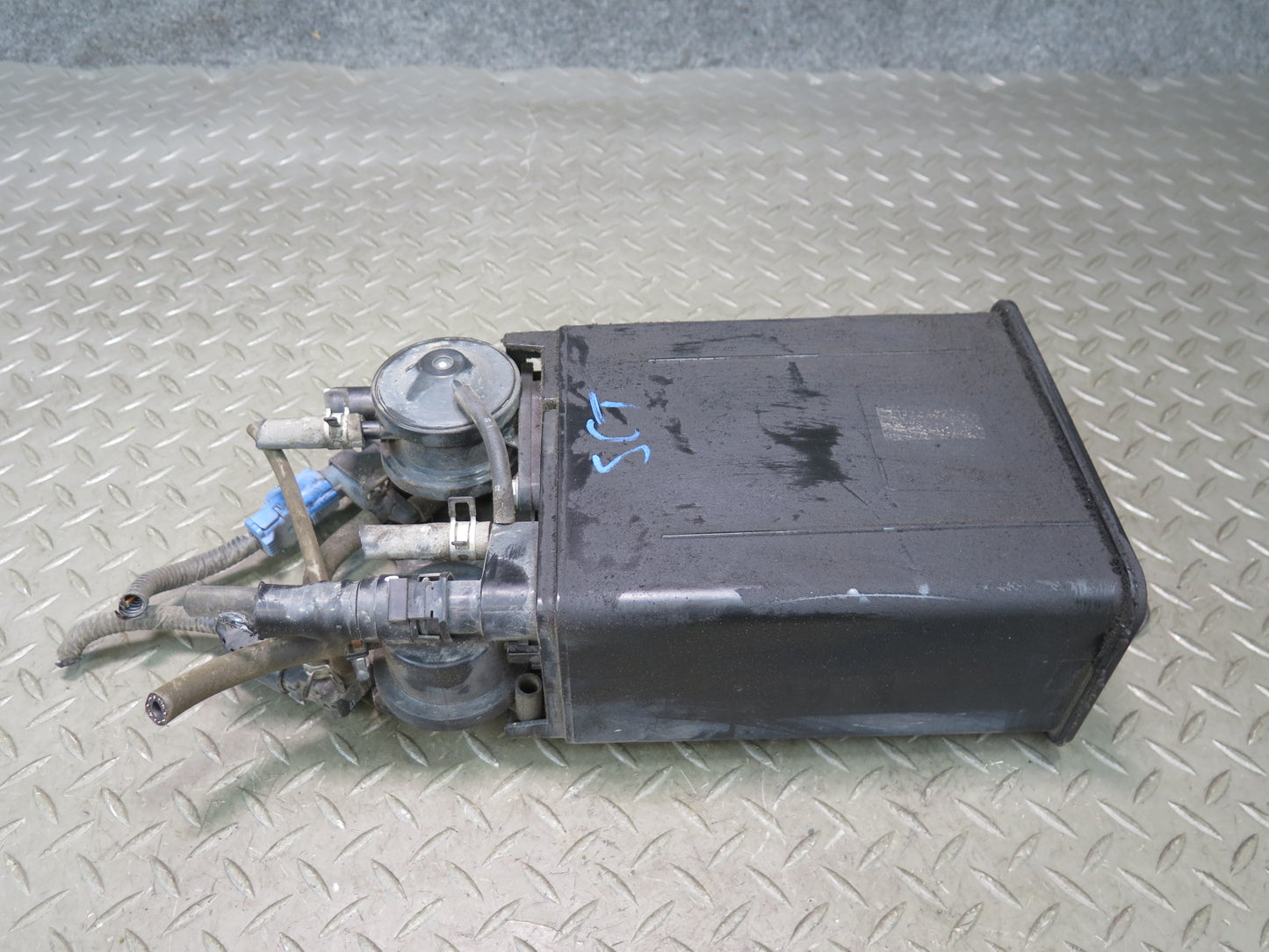 02-05 Lexus UZZ40L SC430 Fuel Evap Vapor Charcoal Canister w Sensor OEM