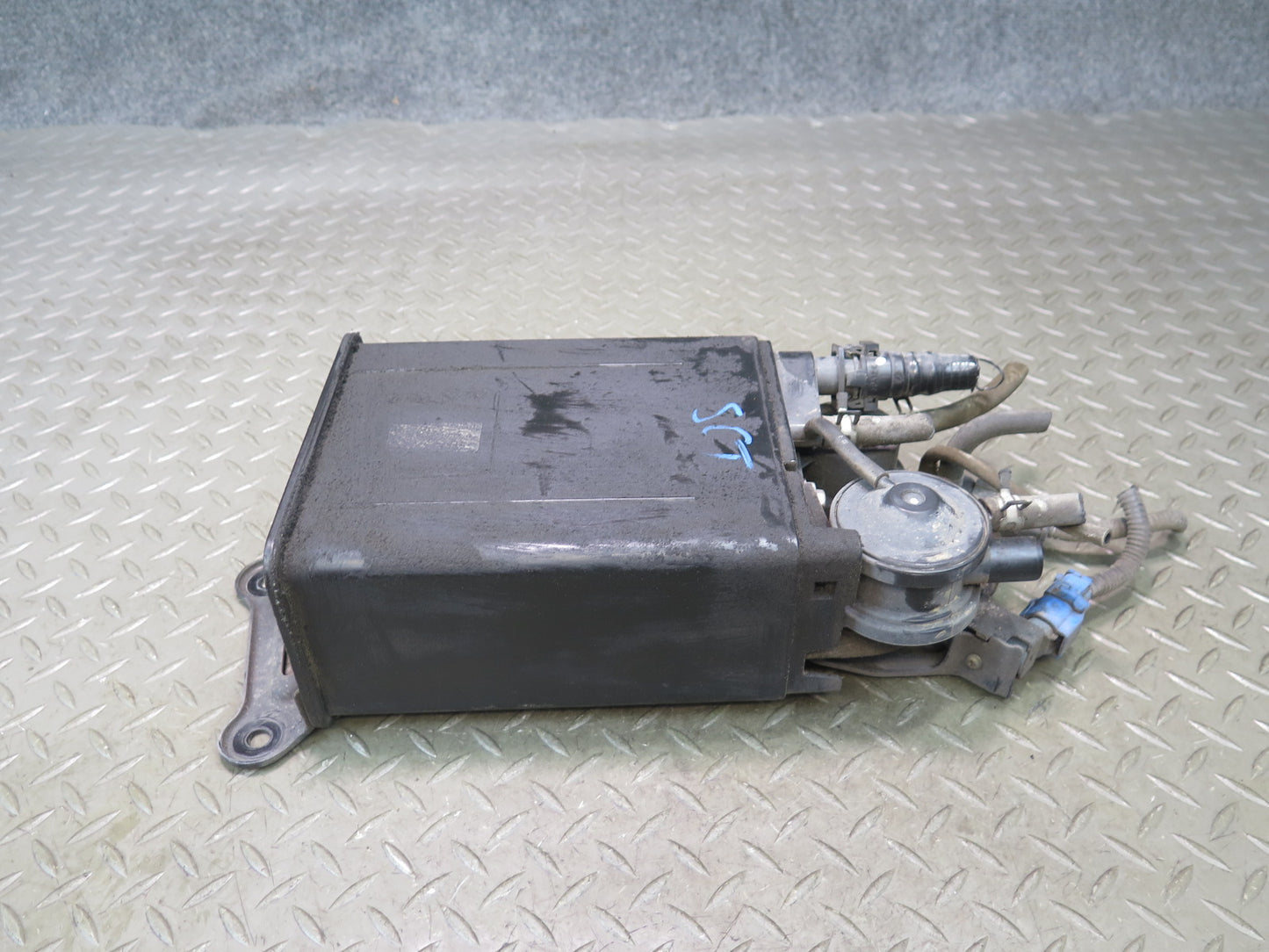 02-05 Lexus UZZ40L SC430 Fuel Evap Vapor Charcoal Canister w Sensor OEM
