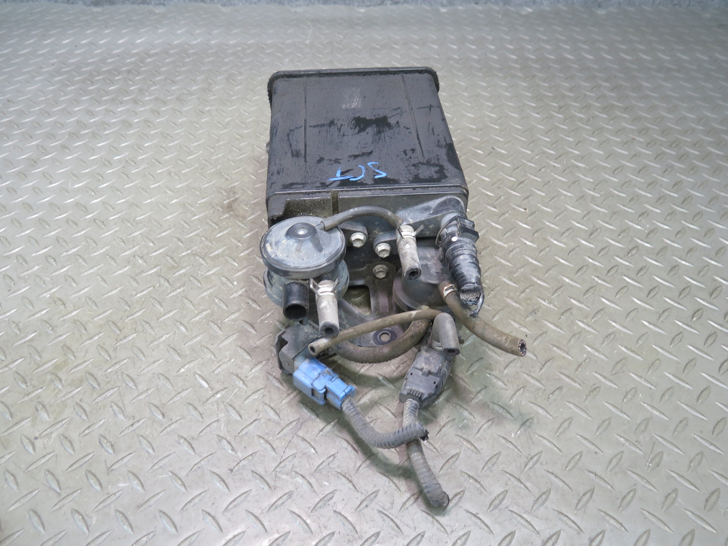 02-05 Lexus UZZ40L SC430 Fuel Evap Vapor Charcoal Canister w Sensor OEM