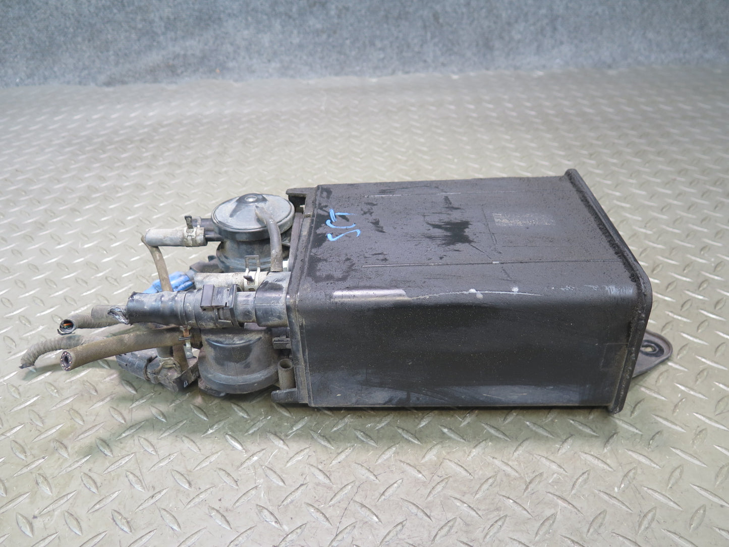 02-05 Lexus UZZ40L SC430 Fuel Evap Vapor Charcoal Canister w Sensor OEM