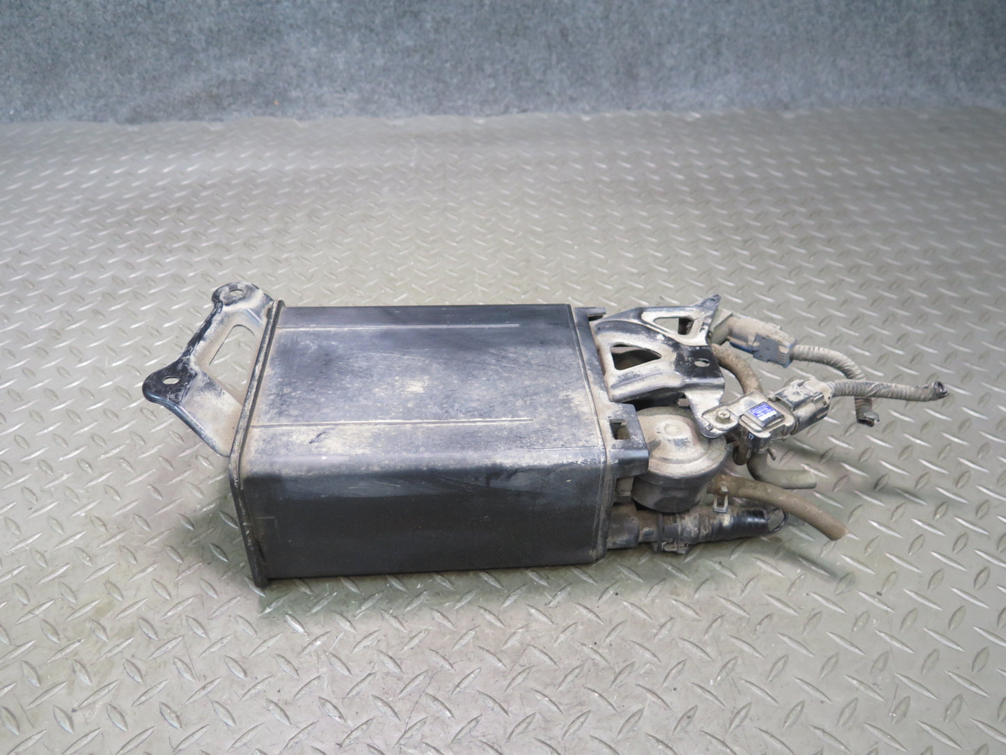 02-05 Lexus UZZ40L SC430 Fuel Evap Vapor Charcoal Canister w Sensor OEM