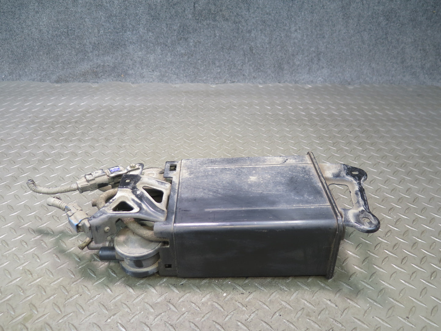 02-05 Lexus UZZ40L SC430 Fuel Evap Vapor Charcoal Canister w Sensor OEM