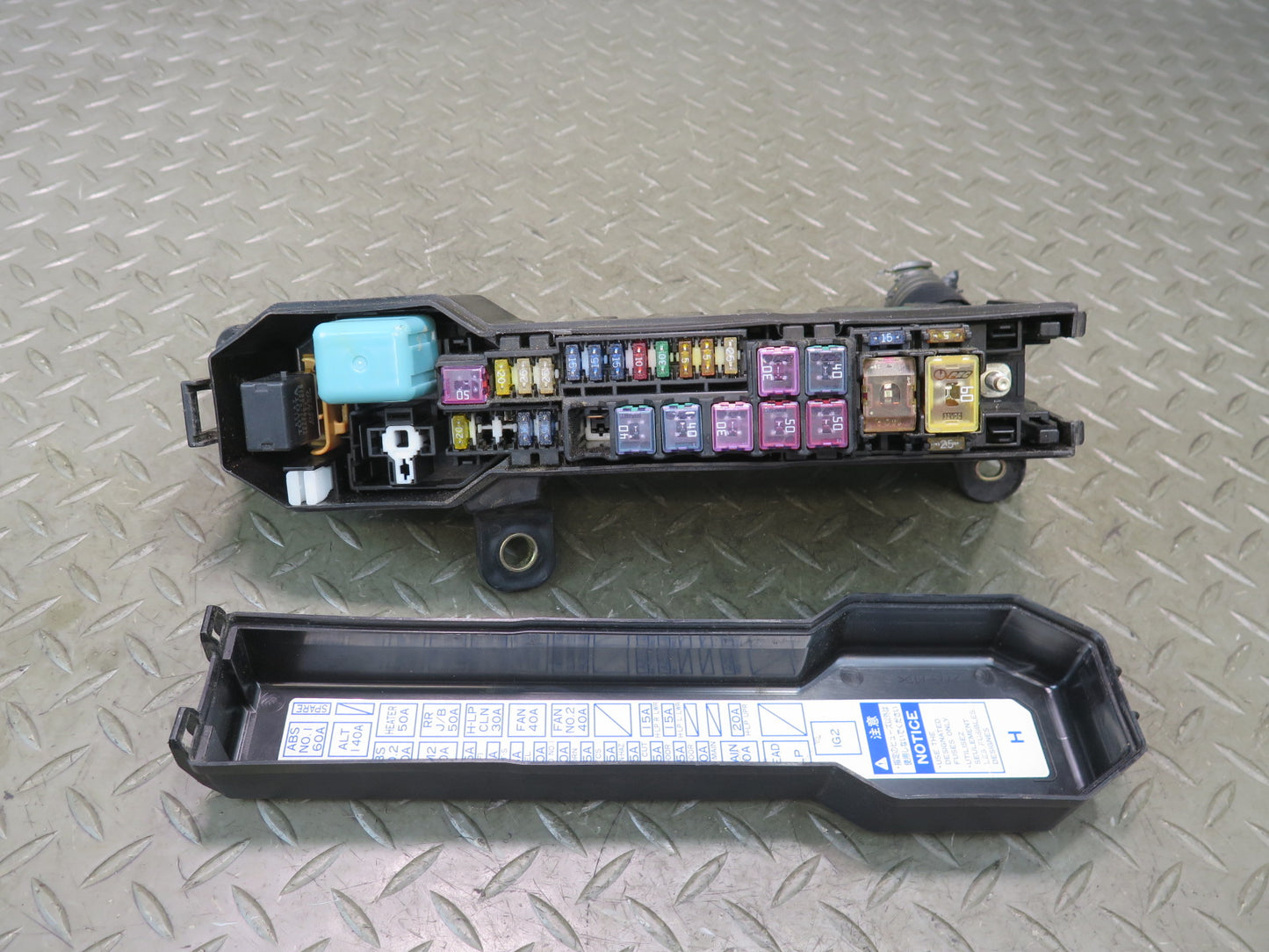 02-05 Lexus UZZ40L SC430 Engine Bay Front Right Fuse Relay Box Module OEM