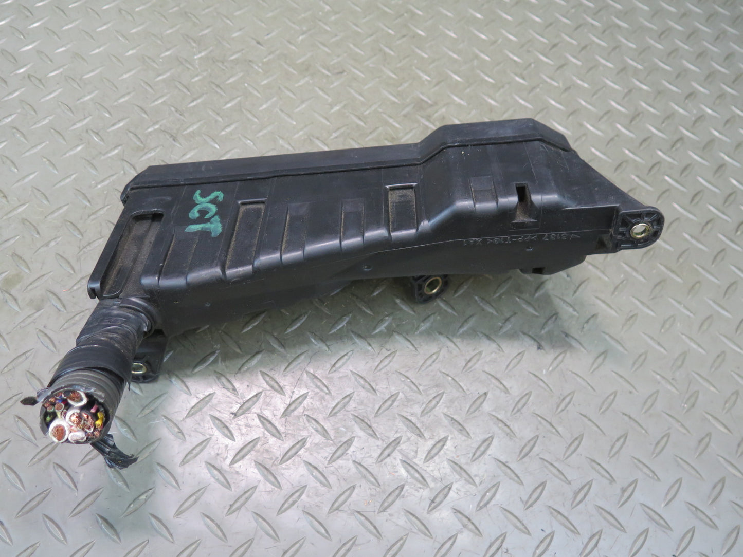 02-05 Lexus UZZ40L SC430 Engine Bay Front Right Fuse Relay Box Module OEM