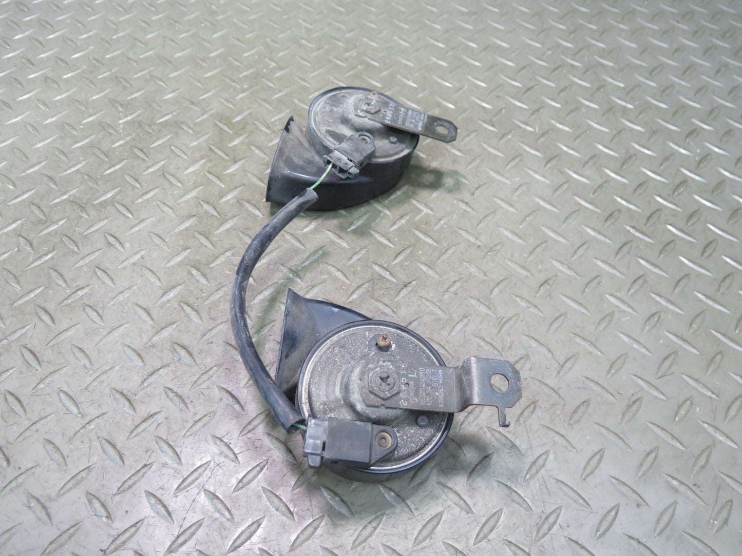 02-10 Lexus UZZ40L SC430 Set of 2 High & Low Tone Note Pitch Horn Signal OEM