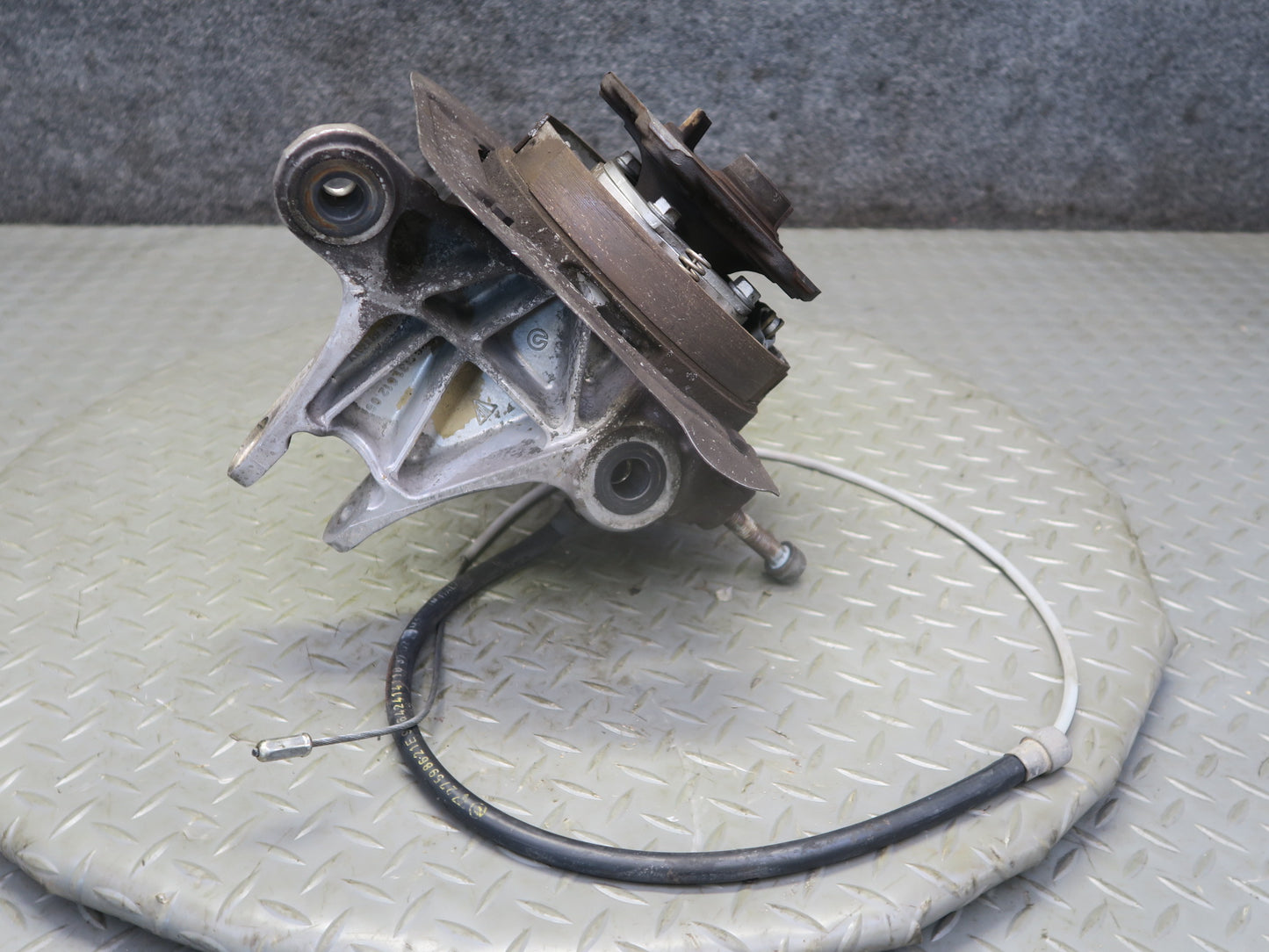 1999-2005 Porsche 911 996 Carrera 4 AWD Rear Left Spindle Knuckle Wheel Hub