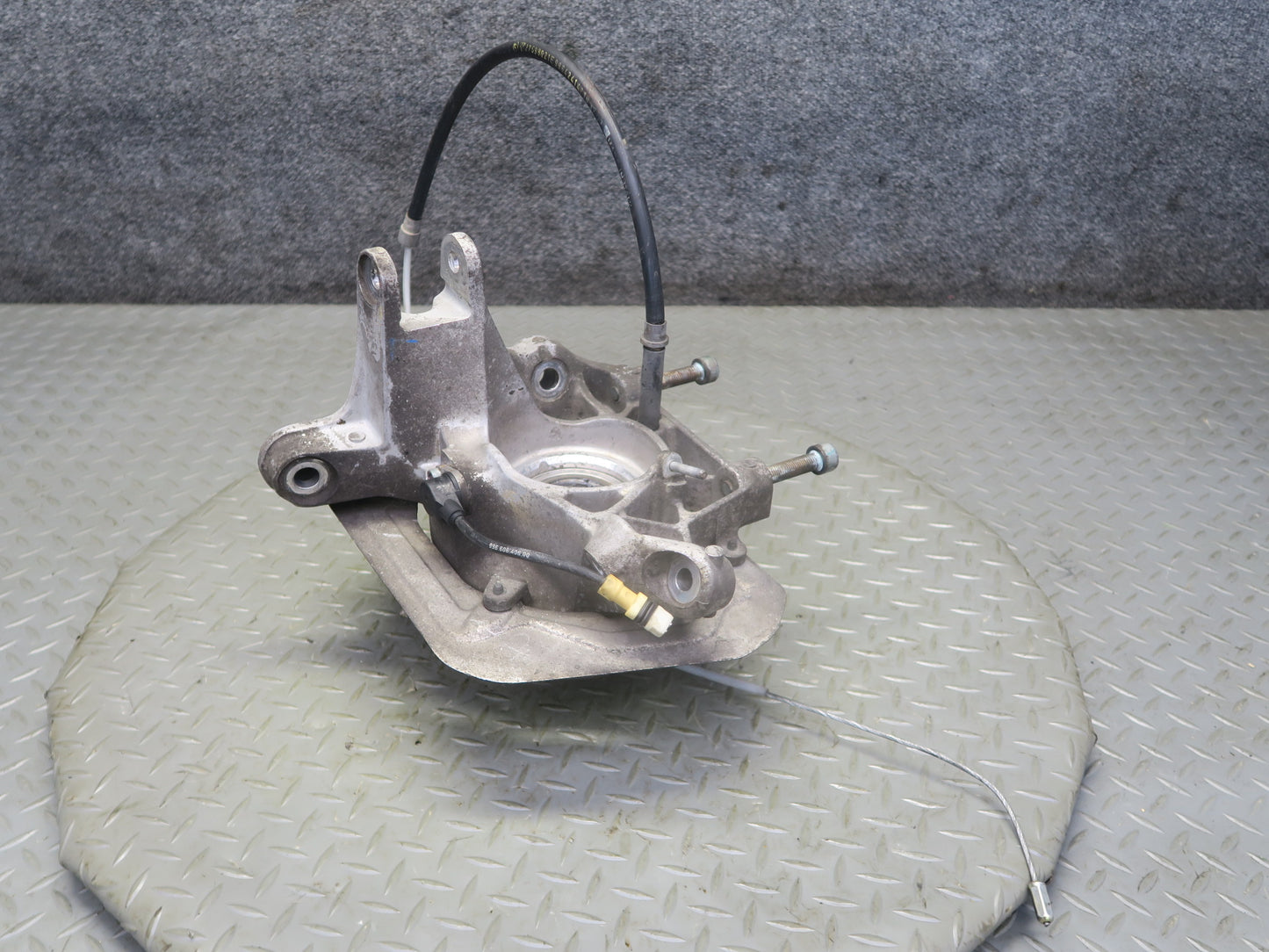 1999-2005 Porsche 911 996 Carrera 4 AWD Rear Left Spindle Knuckle Wheel Hub