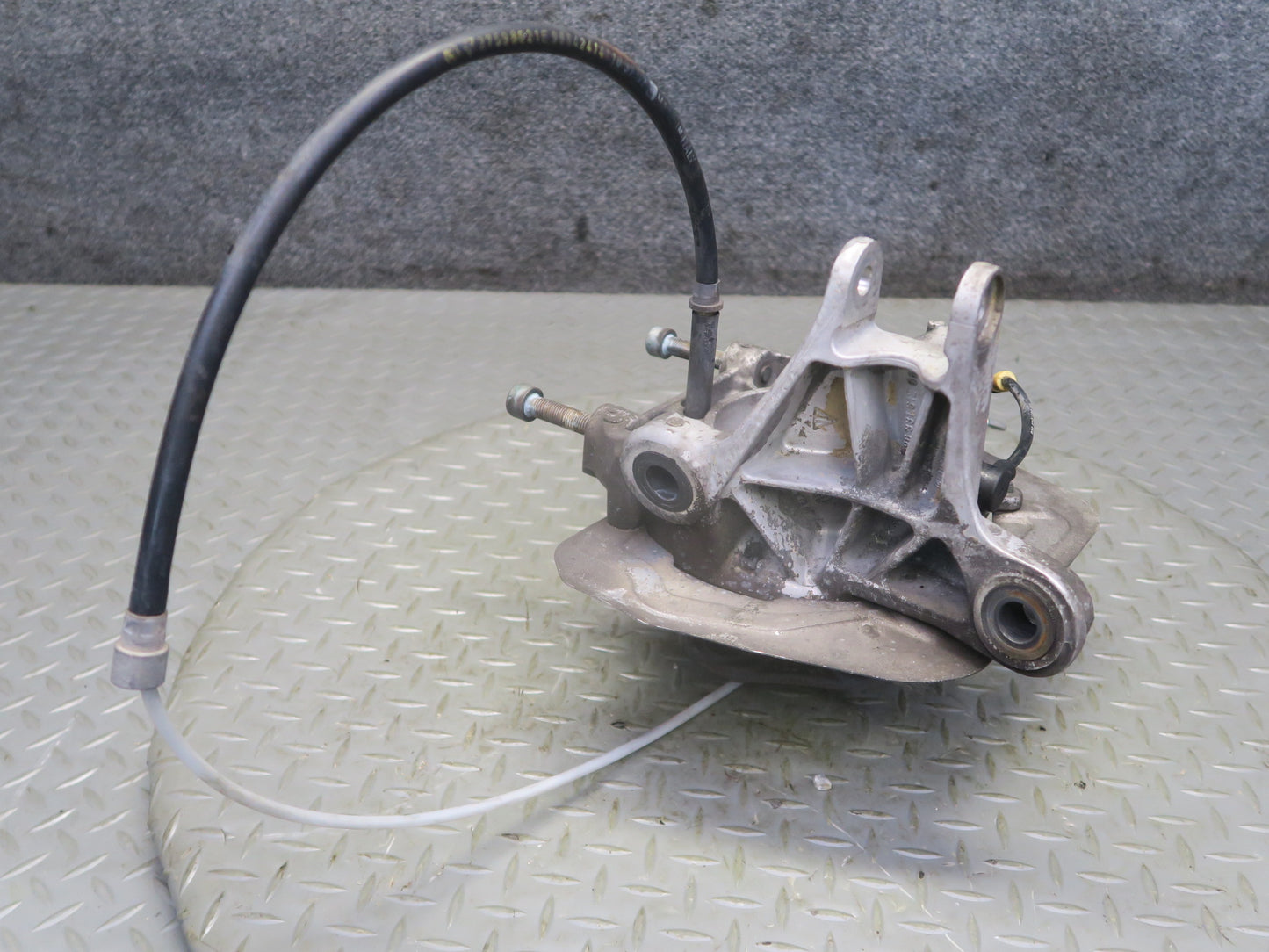 1999-2005 Porsche 911 996 Carrera 4 AWD Rear Left Spindle Knuckle Wheel Hub