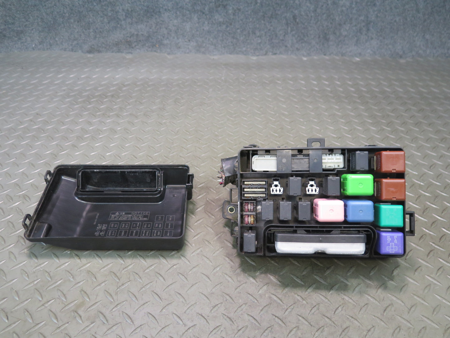 02-05 Lexus UZZ40L SC430 Engine Bay Relay Fuse Box OEM
