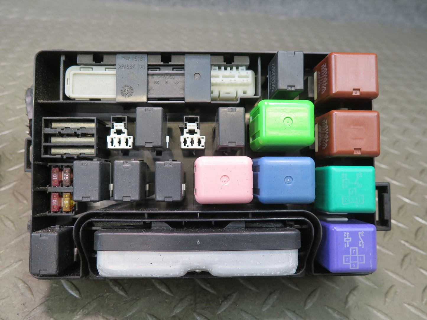02-05 Lexus UZZ40L SC430 Engine Bay Relay Fuse Box OEM