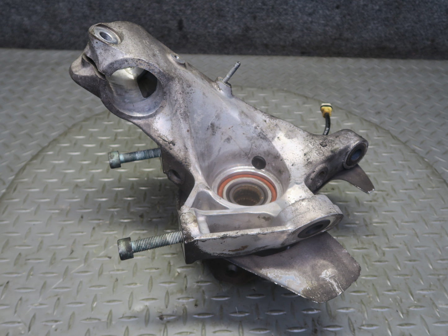 1999-2005 Porsche 911 996 Carrera 4 AWD Front Left Spindle Knuckle Wheel Hub