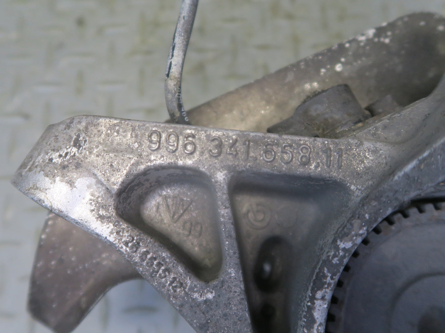 1999-2004 Porsche 911 996 Front Right Spindle Knuckle Wheel Hub 99634165811