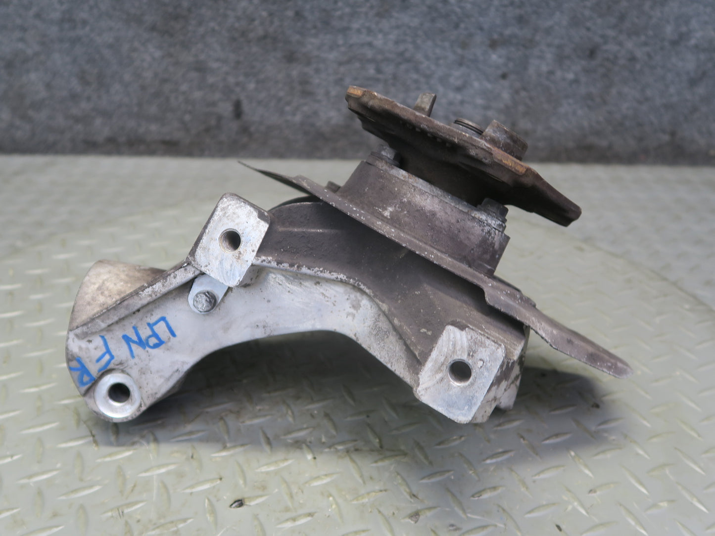 1999-2004 Porsche 911 996 Front Right Spindle Knuckle Wheel Hub 99634165811