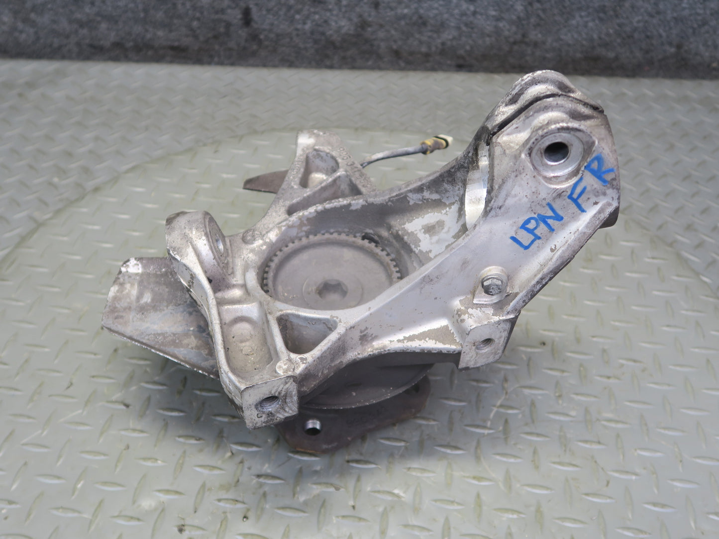 1999-2004 Porsche 911 996 Front Right Spindle Knuckle Wheel Hub 99634165811
