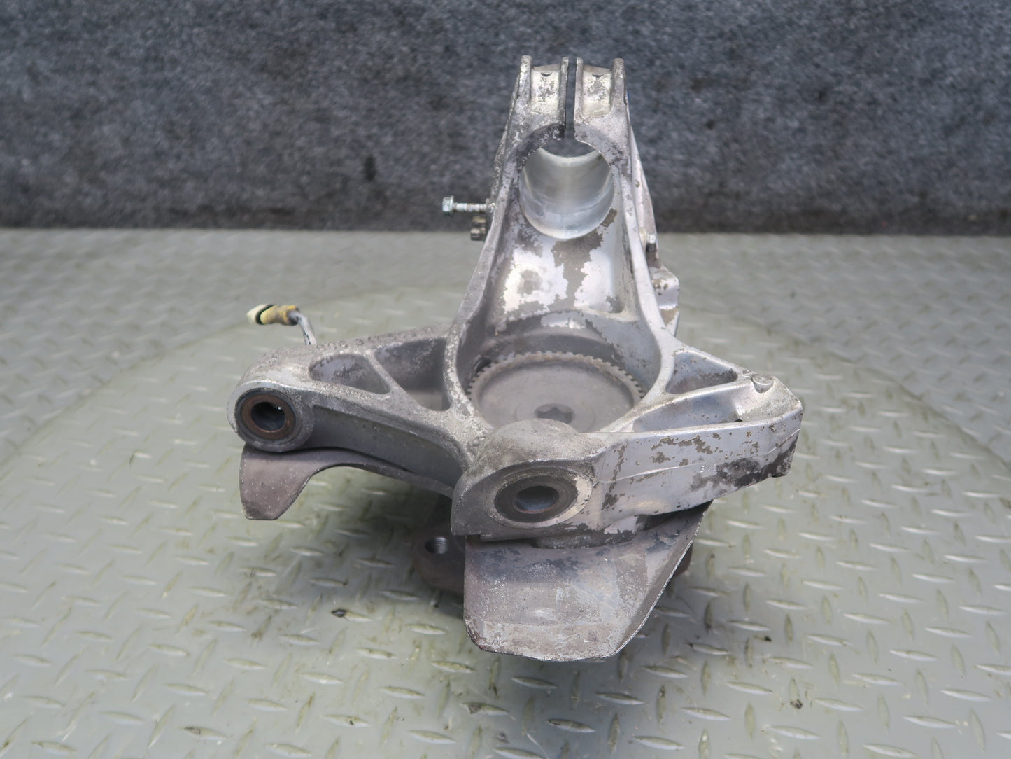 1999-2004 Porsche 911 996 Front Right Spindle Knuckle Wheel Hub 99634165811
