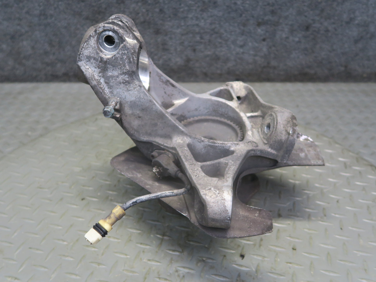 1999-2004 Porsche 911 996 Front Right Spindle Knuckle Wheel Hub 99634165811