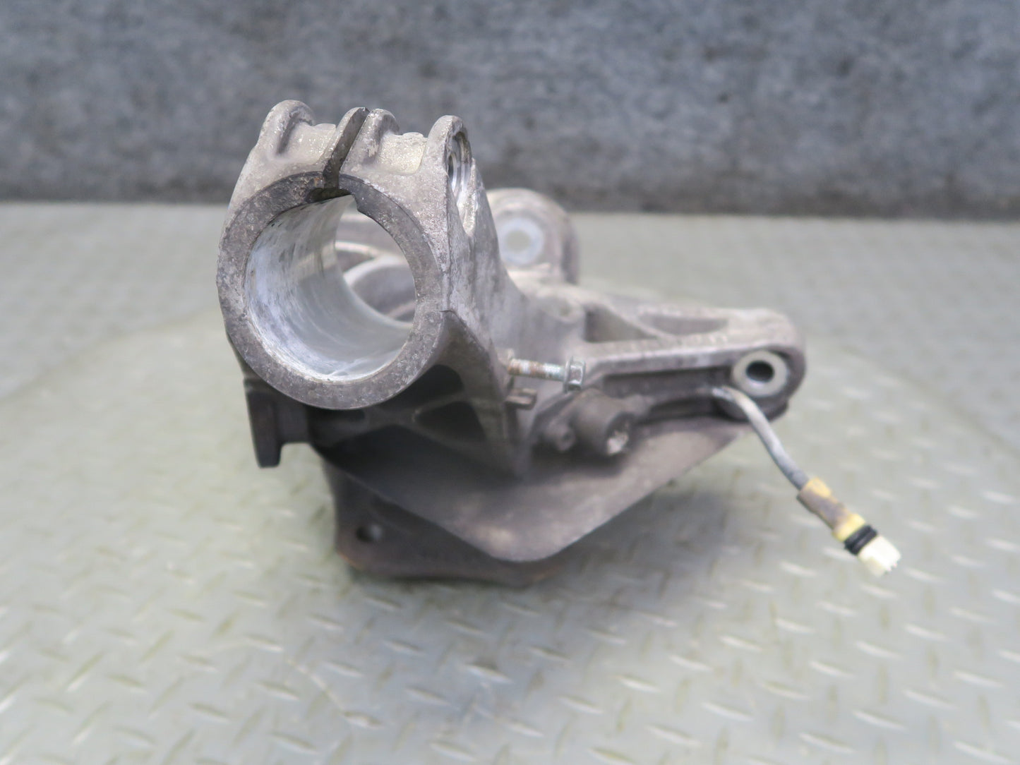 1999-2004 Porsche 911 996 Front Right Spindle Knuckle Wheel Hub 99634165811
