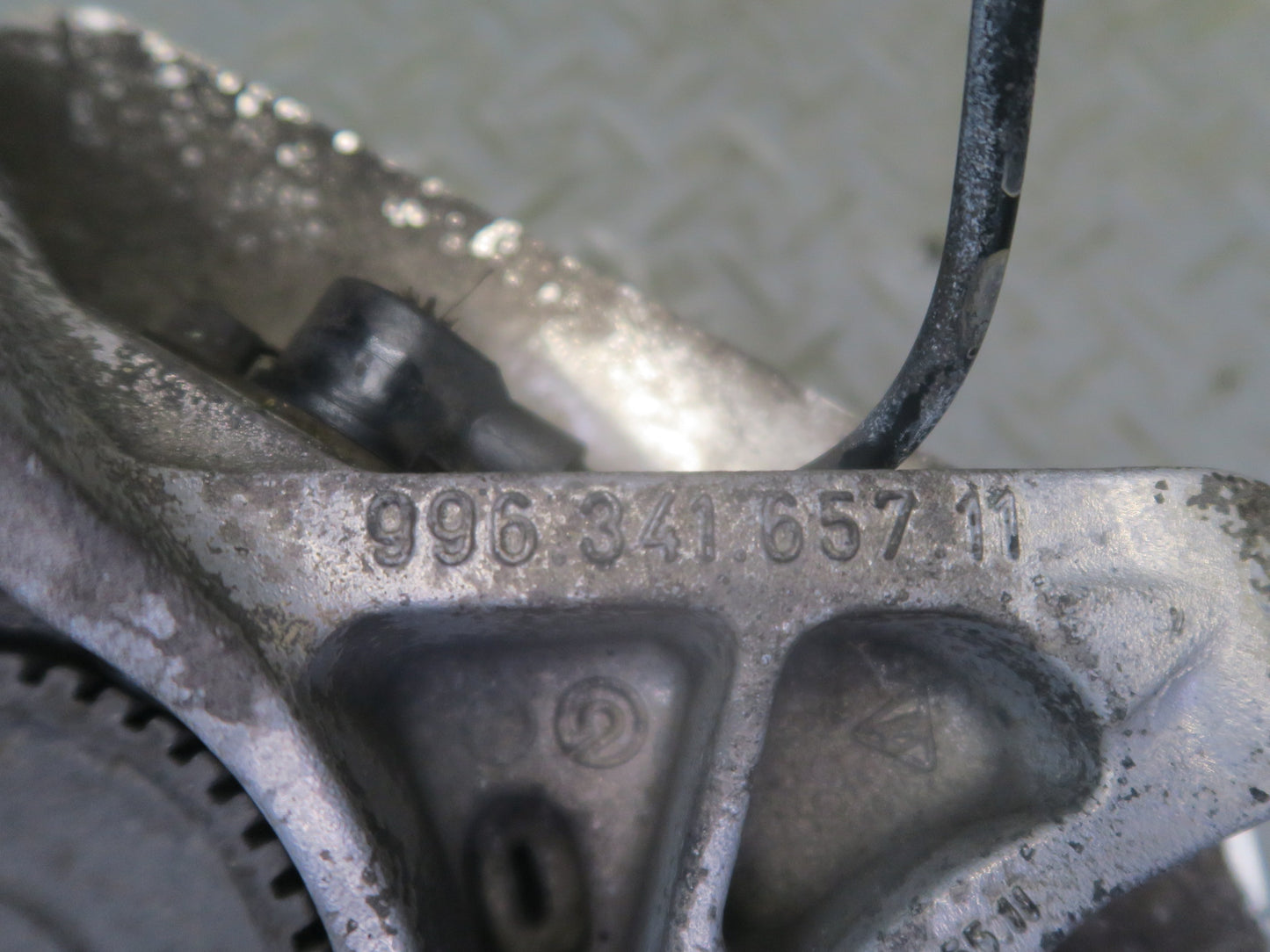 1999-2004 Porsche 911 996 Front Left Spindle Knuckle Wheel Hub 99634165711