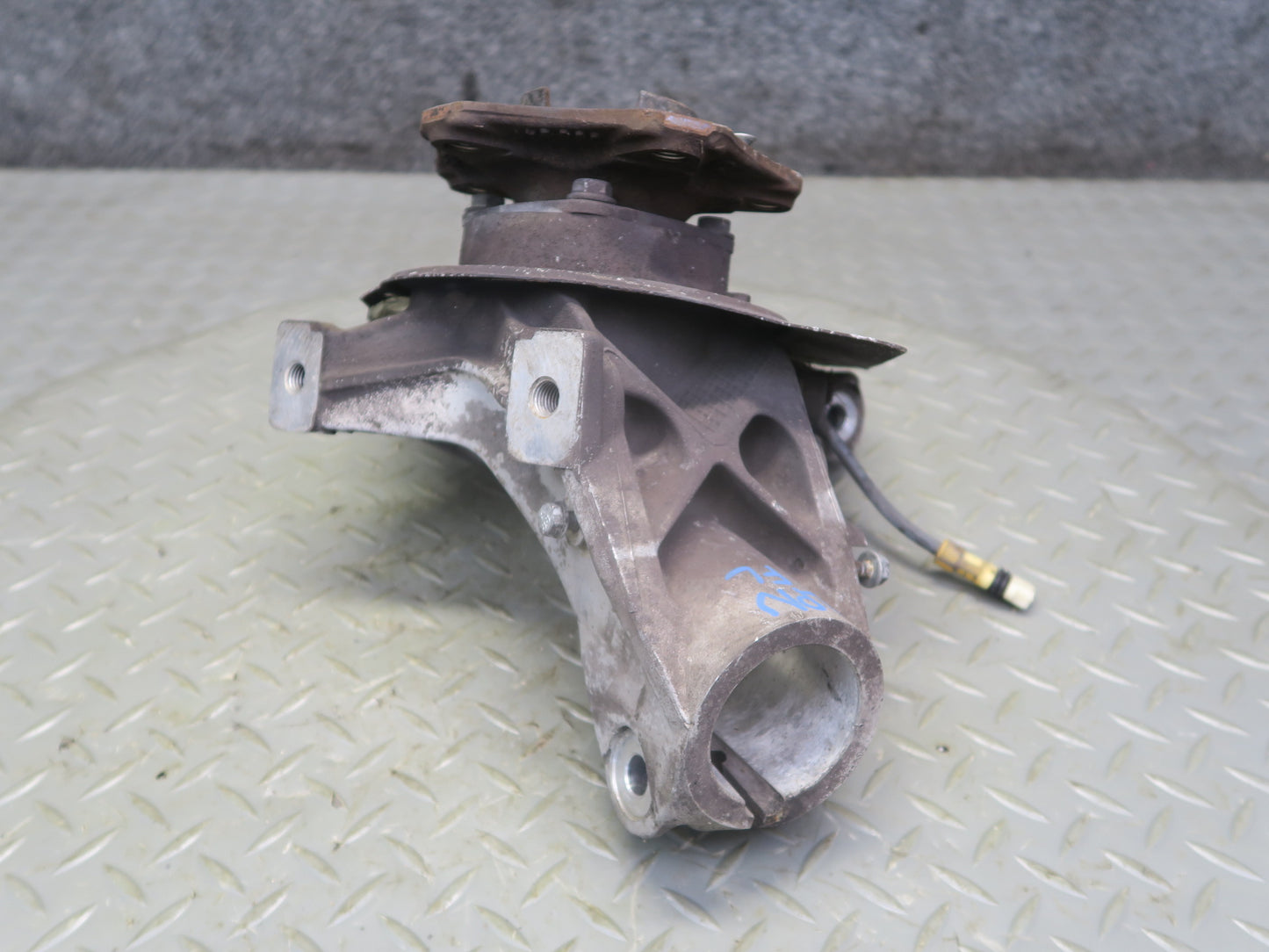 1999-2004 Porsche 911 996 Front Left Spindle Knuckle Wheel Hub 99634165711