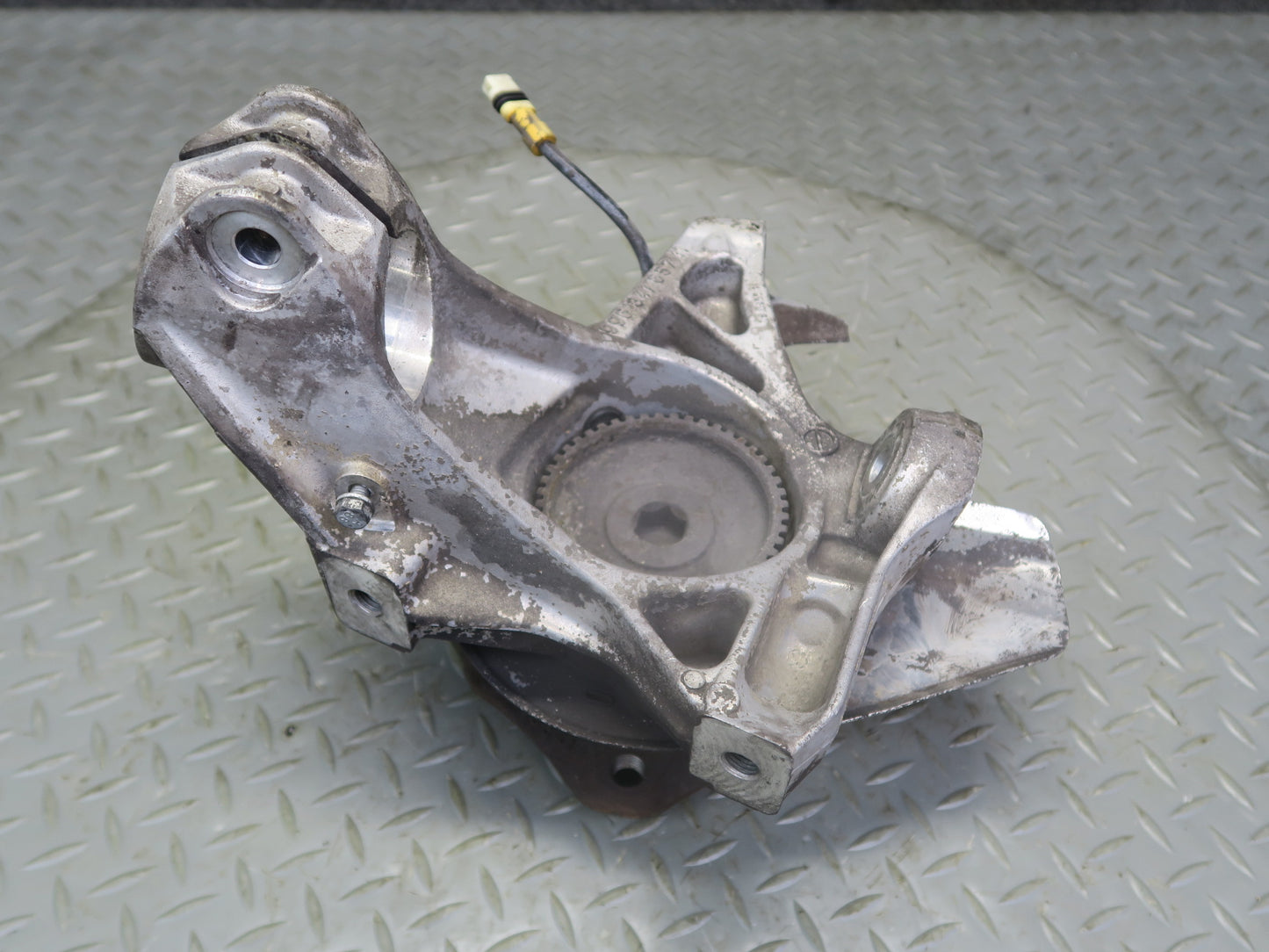 1999-2004 Porsche 911 996 Front Left Spindle Knuckle Wheel Hub 99634165711
