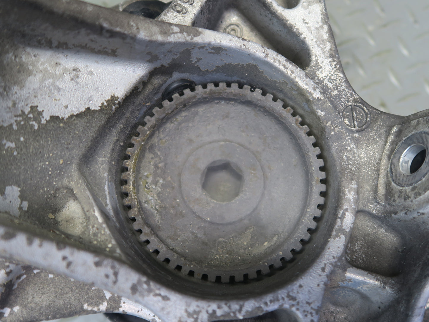 1999-2004 Porsche 911 996 Front Left Spindle Knuckle Wheel Hub 99634165711