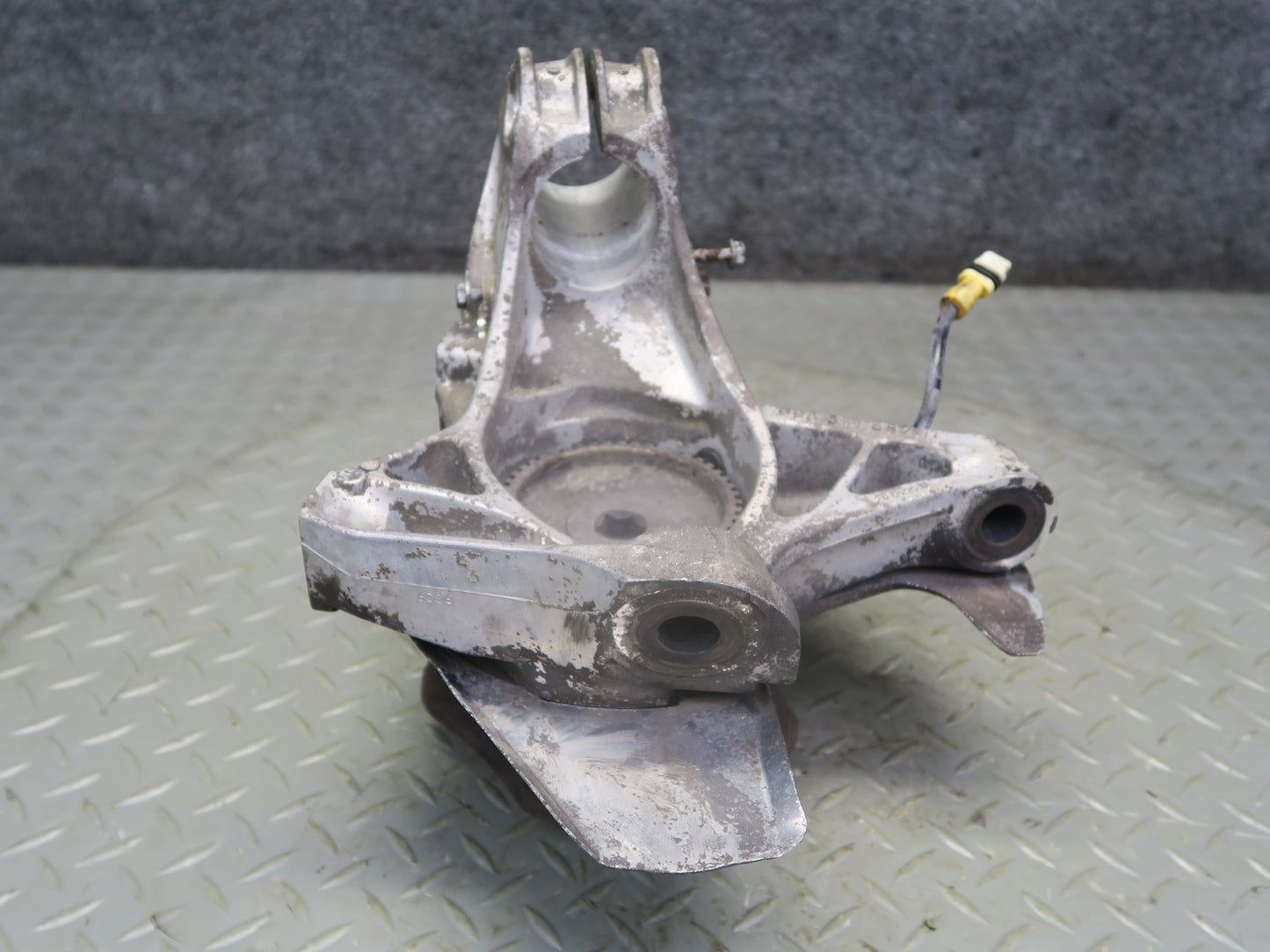 1999-2004 Porsche 911 996 Front Left Spindle Knuckle Wheel Hub 99634165711
