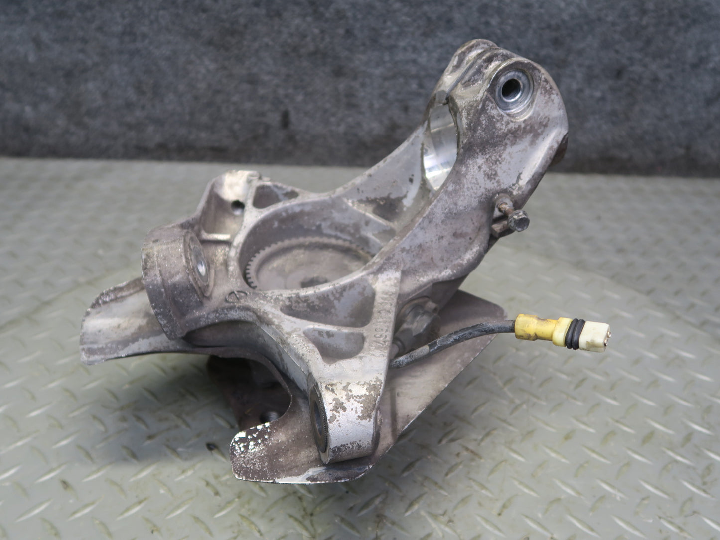 1999-2004 Porsche 911 996 Front Left Spindle Knuckle Wheel Hub 99634165711