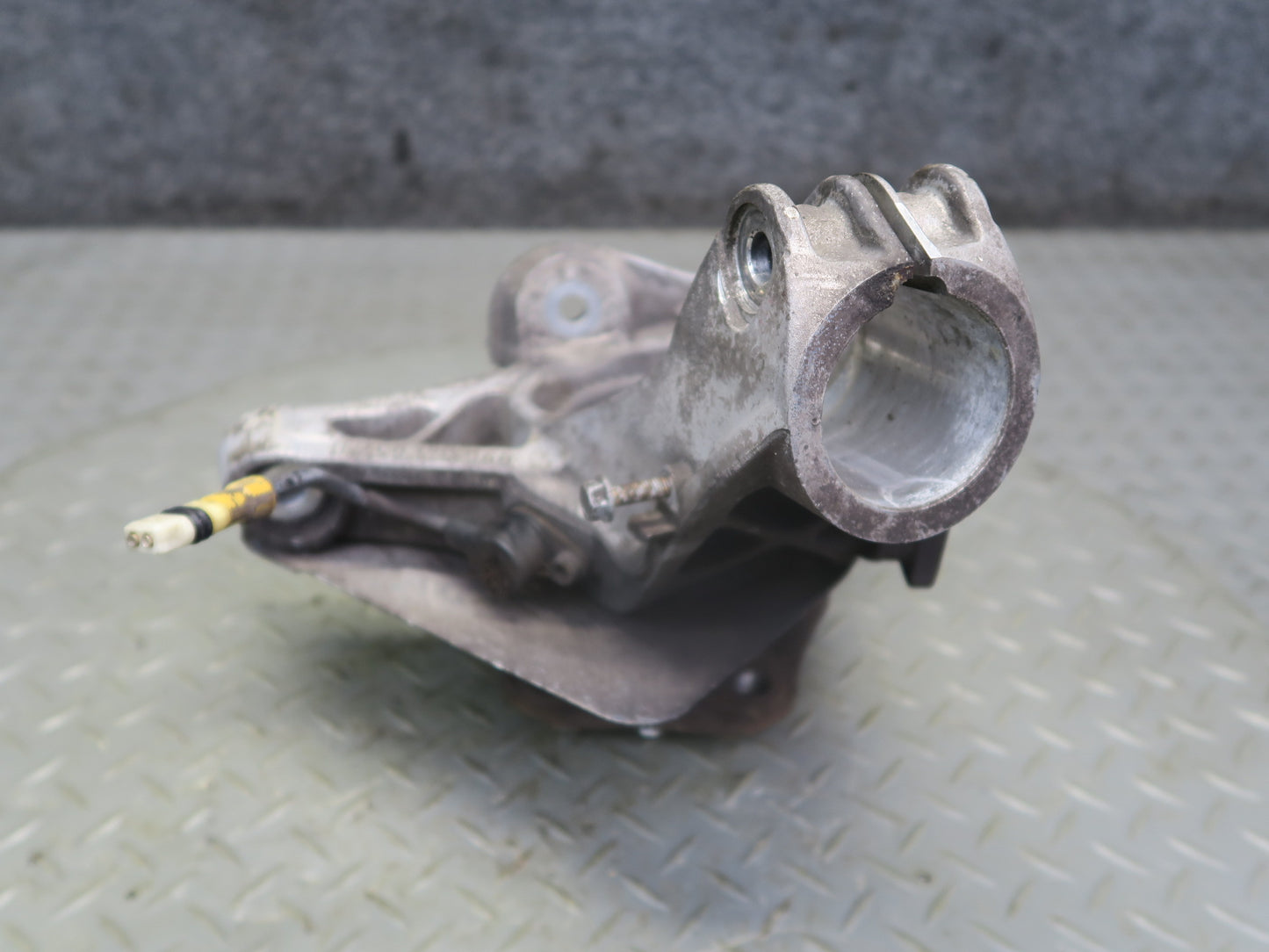 1999-2004 Porsche 911 996 Front Left Spindle Knuckle Wheel Hub 99634165711