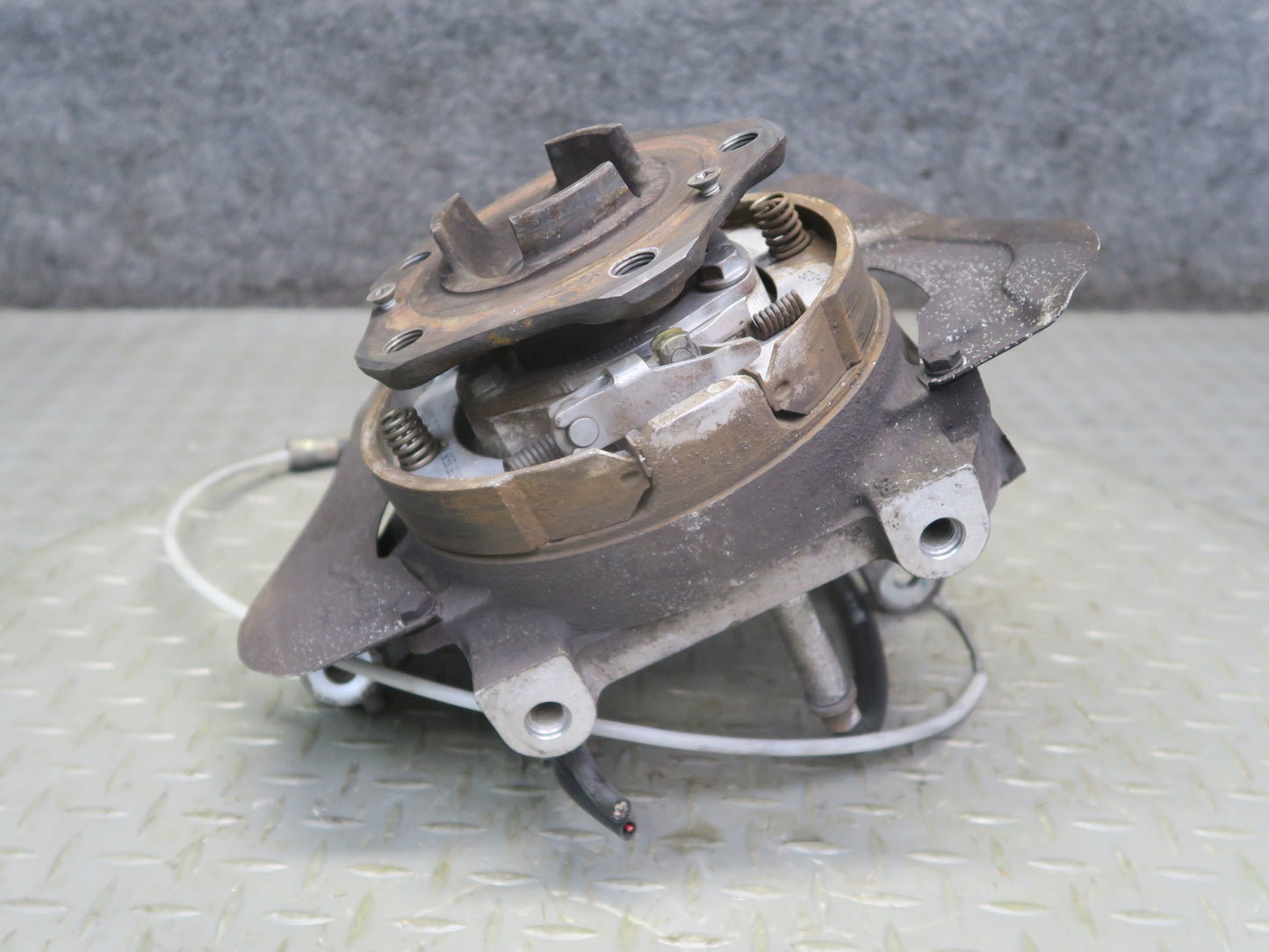 1999-2004 Porsche 911 996 Rear Left Spindle Knuckle Wheel Hub 9633111105