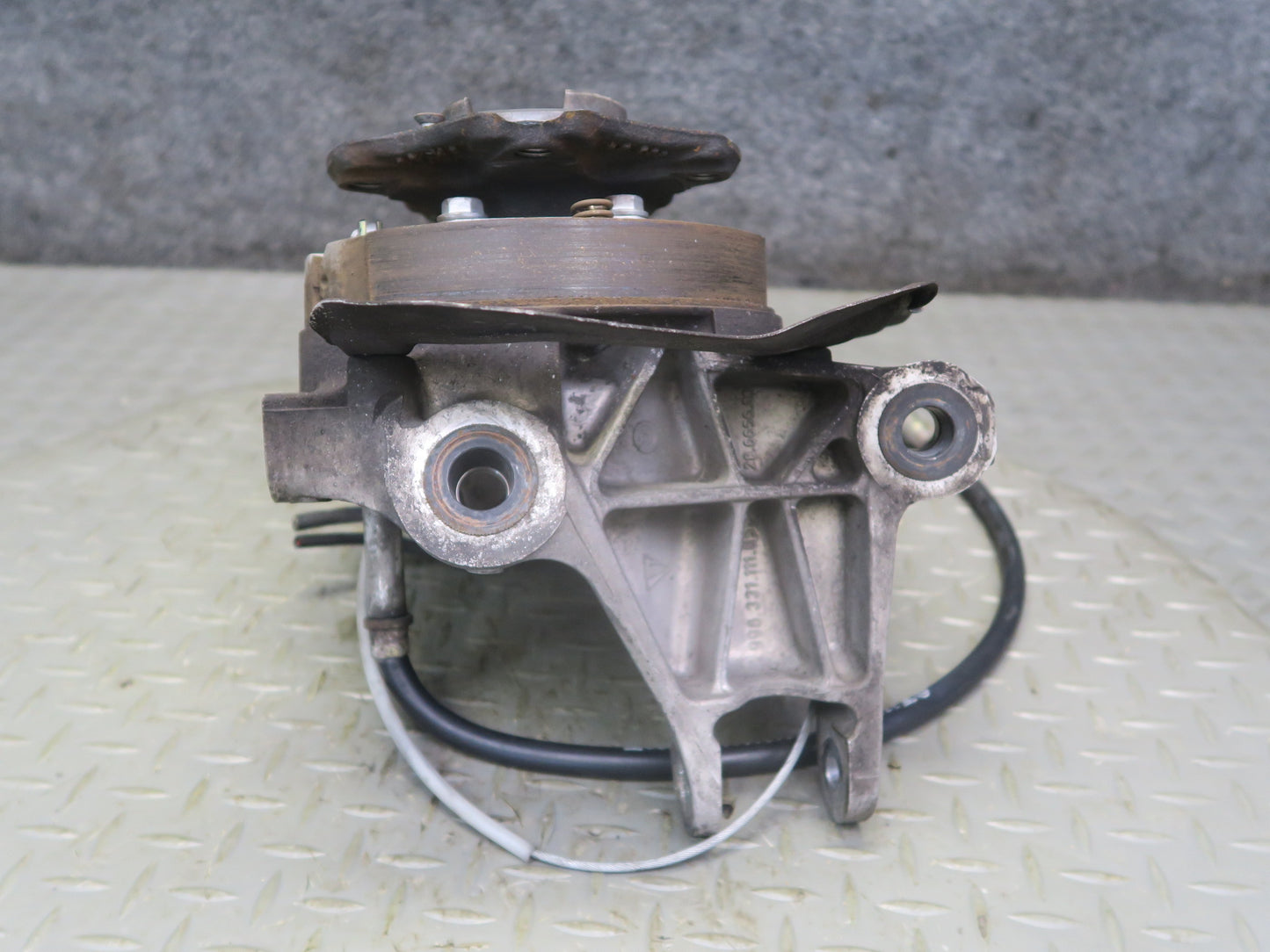 1999-2004 Porsche 911 996 Rear Left Spindle Knuckle Wheel Hub 9633111105