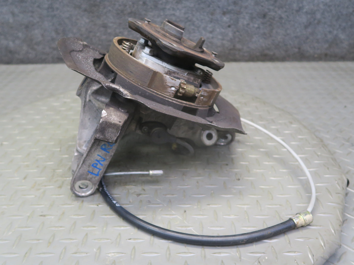 1999-2004 Porsche 911 996 Rear Left Spindle Knuckle Wheel Hub 9633111105