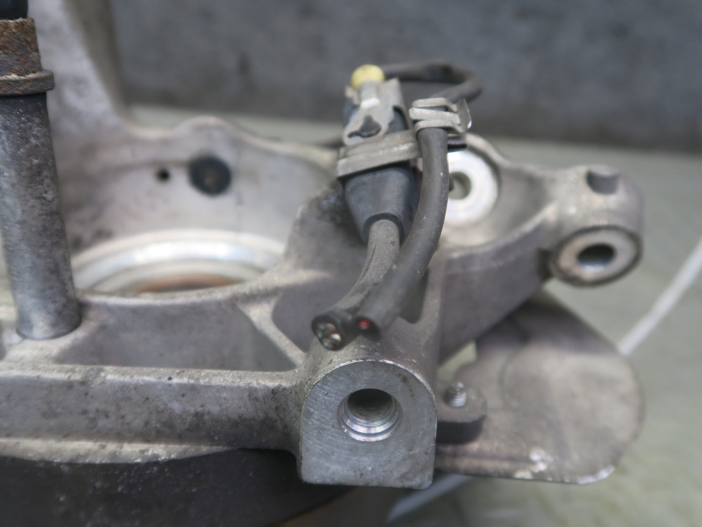1999-2004 Porsche 911 996 Rear Left Spindle Knuckle Wheel Hub 9633111105