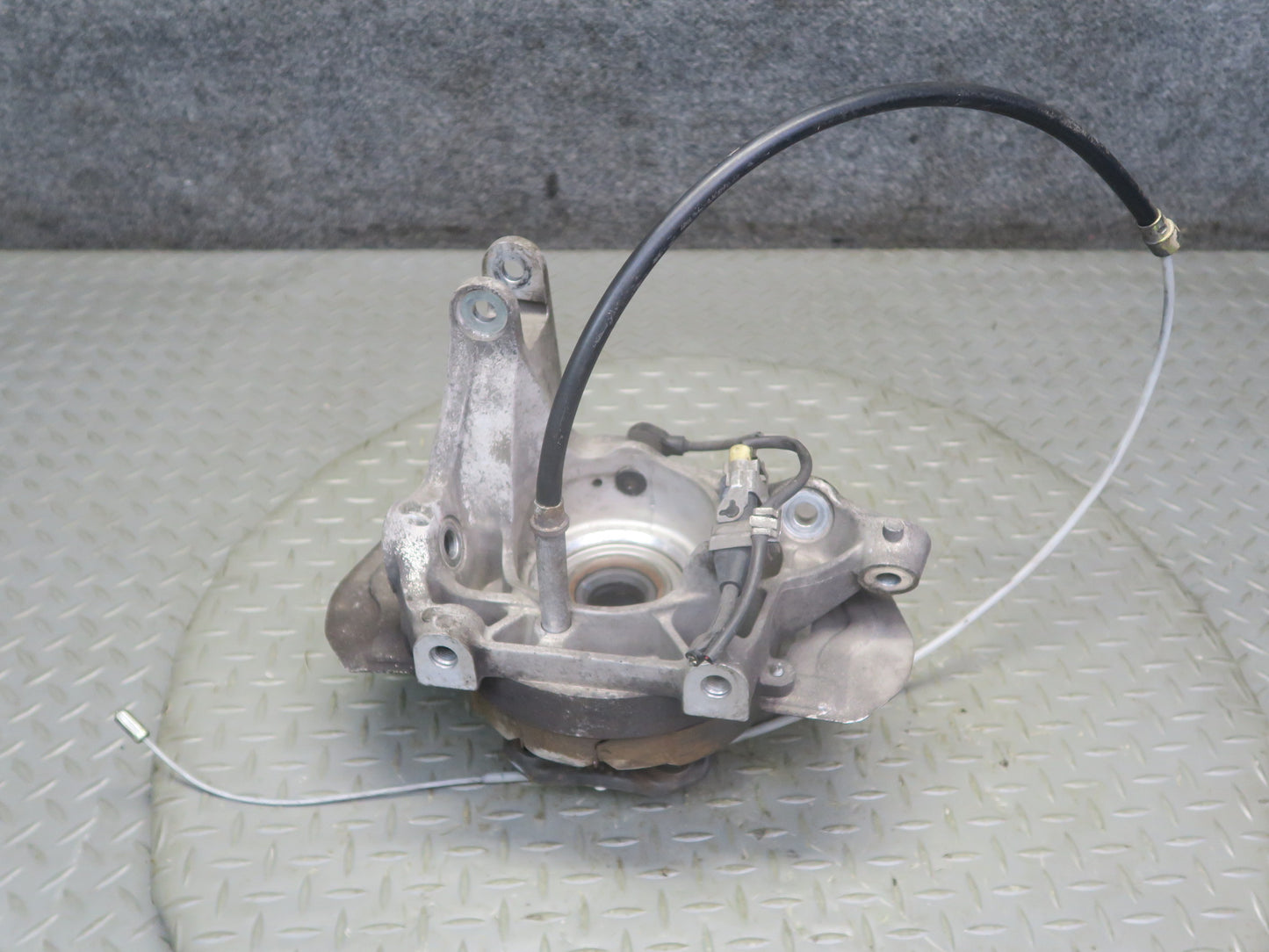 1999-2004 Porsche 911 996 Rear Left Spindle Knuckle Wheel Hub 9633111105