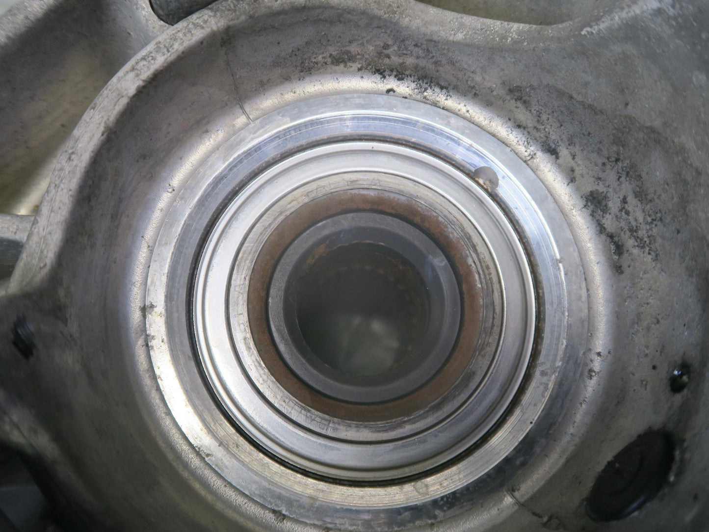 1999-2004 Porsche 911 996 Rear Left Spindle Knuckle Wheel Hub 9633111105