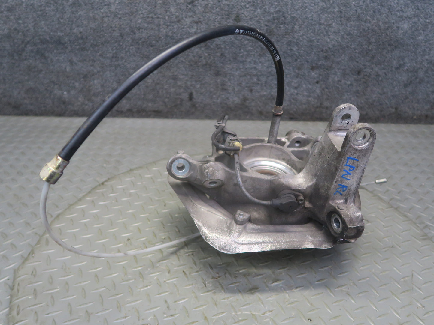 1999-2004 Porsche 911 996 Rear Left Spindle Knuckle Wheel Hub 9633111105