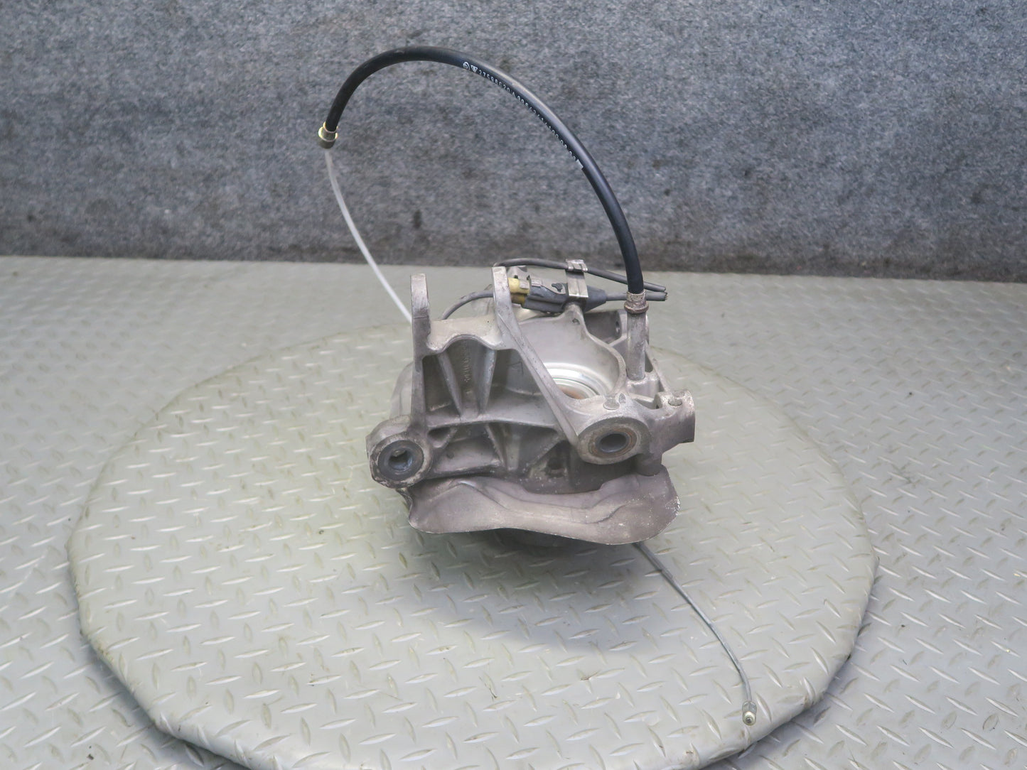 1999-2004 Porsche 911 996 Rear Left Spindle Knuckle Wheel Hub 9633111105