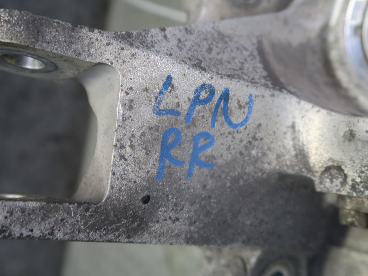 1999-2004 Porsche 911 996 Rear Right Spindle Knuckle Wheel Hub 9633111205