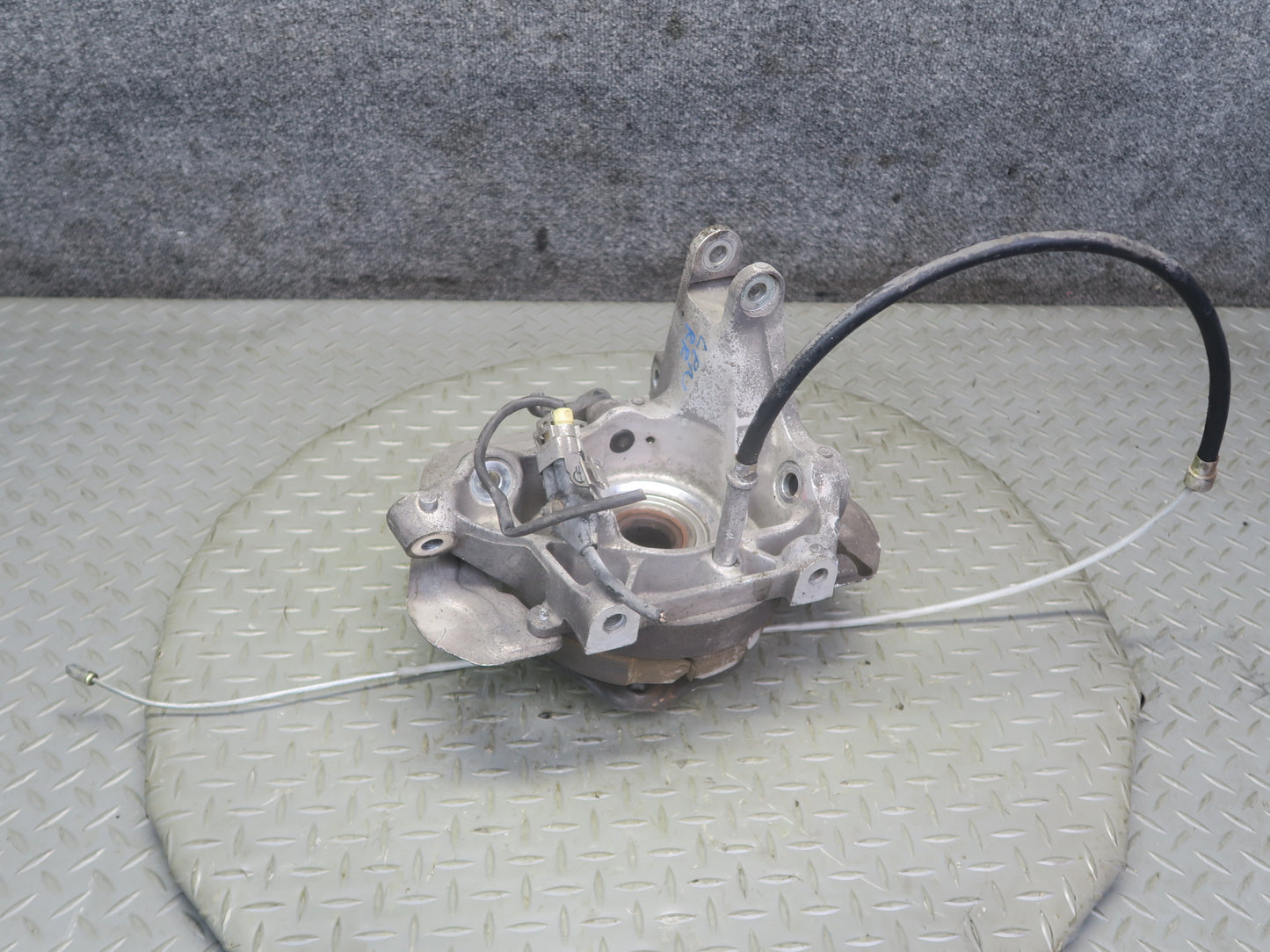 1999-2004 Porsche 911 996 Rear Right Spindle Knuckle Wheel Hub 9633111205