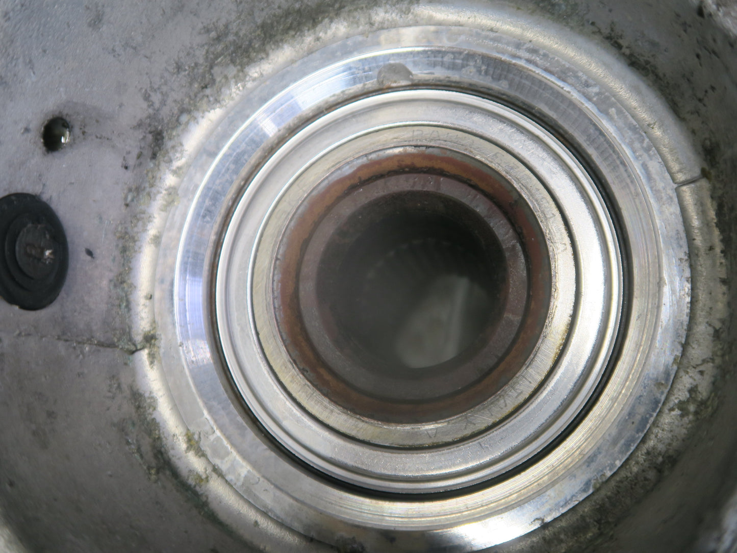 1999-2004 Porsche 911 996 Rear Right Spindle Knuckle Wheel Hub 9633111205