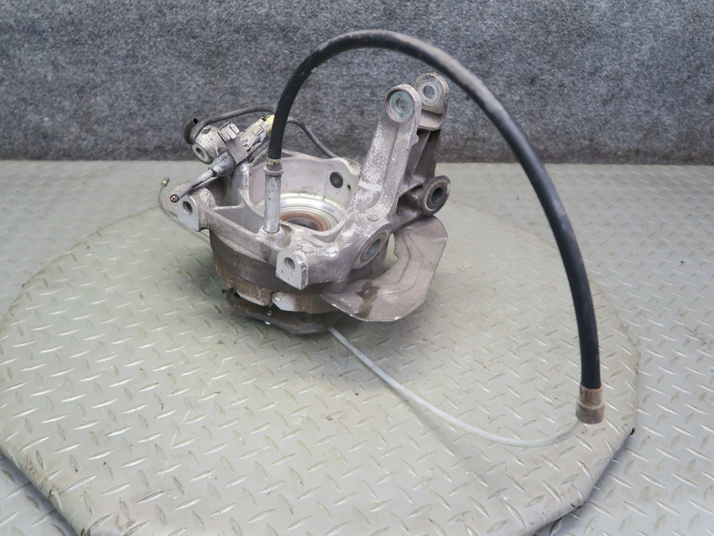 1999-2004 Porsche 911 996 Rear Right Spindle Knuckle Wheel Hub 9633111205